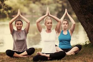 femmes méditant et faisant des exercices de yoga photo