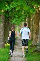 couple faisant du jogging à l'extérieur photo