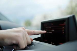 homme utilisant la navigation automobile photo