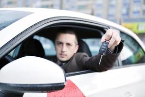 homme utilisant la navigation automobile photo