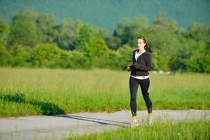 jeune couple faisant du jogging photo