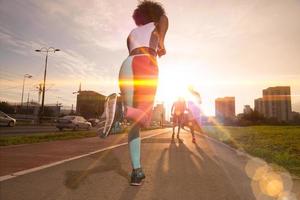 groupe multiethnique de personnes sur le jogging photo