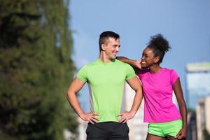 portrait de jeune couple de jogging multiethnique prêt à courir photo