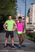 portrait de jeune couple de jogging multiethnique prêt à courir photo