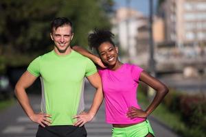 portrait de jeune couple de jogging multiethnique prêt à courir photo