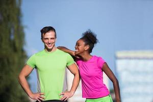 portrait de jeune couple de jogging multiethnique prêt à courir photo