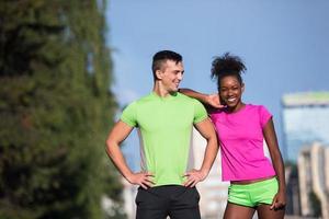 portrait de jeune couple de jogging multiethnique prêt à courir photo