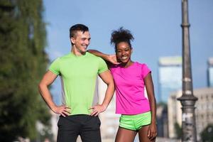 portrait de jeune couple de jogging multiethnique prêt à courir photo