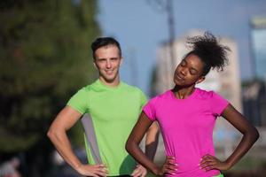 portrait de jeune couple de jogging multiethnique prêt à courir photo