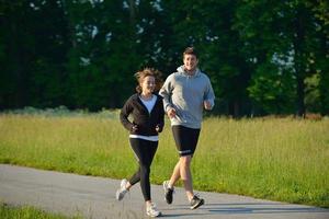 jeune couple faisant du jogging photo