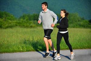 jeune couple faisant du jogging photo