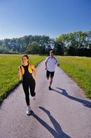 jeune couple faisant du jogging photo