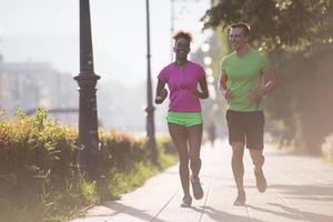 jeune couple multiethnique faisant du jogging dans la ville photo