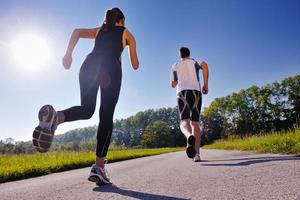 jeune couple faisant du jogging photo