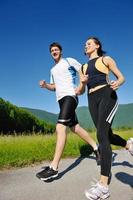 jeune couple faisant du jogging photo