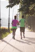 jeune couple multiethnique faisant du jogging dans la ville photo