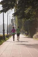 jeune couple multiethnique faisant du jogging dans la ville photo