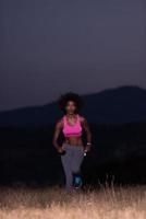 jeune femme afro-américaine faisant du jogging dans la nature photo