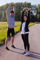 jeune couple faisant du jogging photo