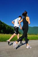 jeune couple faisant du jogging photo