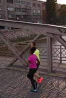 jeune couple multiethnique faisant du jogging dans la ville photo