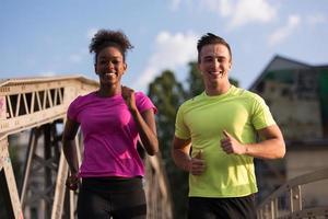 couple multiethnique faisant du jogging dans la ville photo