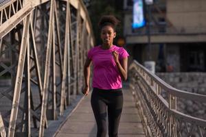 femme afro-américaine qui traverse le pont photo