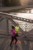 jeune couple multiethnique faisant du jogging dans la ville photo