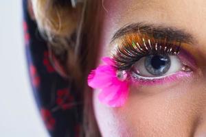 belle femme avec du maquillage de luxe photo