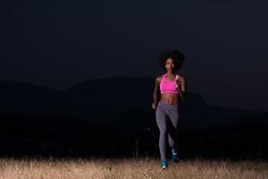 jeune femme afro-américaine faisant du jogging dans la nature photo