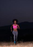 jeune femme afro-américaine faisant du jogging dans la nature photo