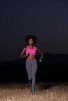 jeune femme afro-américaine faisant du jogging dans la nature photo