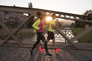 jeune couple multiethnique faisant du jogging dans la ville photo