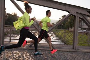 jeune couple multiethnique faisant du jogging dans la ville photo