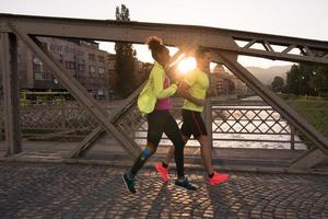 jeune couple multiethnique faisant du jogging dans la ville photo