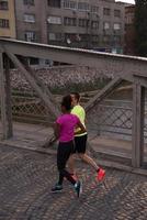 jeune couple multiethnique faisant du jogging dans la ville photo