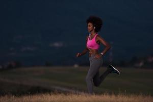 jeune femme afro-américaine faisant du jogging dans la nature photo