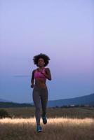 jeune femme afro-américaine faisant du jogging dans la nature photo