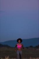 jeune femme afro-américaine faisant du jogging dans la nature photo