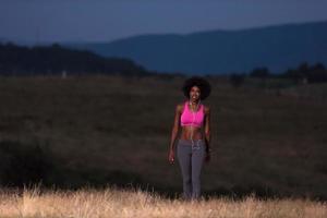 jeune femme afro-américaine faisant du jogging dans la nature photo