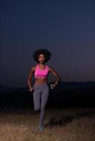 jeune femme afro-américaine faisant du jogging dans la nature photo