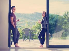 couple à la porte de leur villa de luxe photo