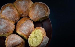 pain de maïs sur une plaque d'argile en céramique. pain d'art. photo