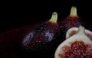 figues mûres coupées en morceaux. figues fruits. photo