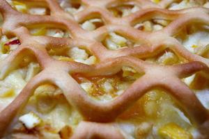 gros plan de tarte aux pommes. garnir de pommes et de zuckats. photo