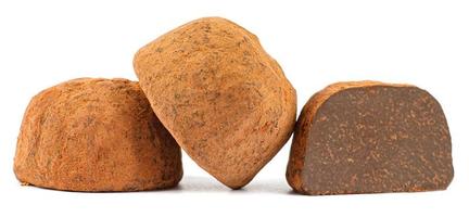 les truffes au chocolat sont entières et la moitié sont isolées sur fond blanc. photo