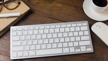 l'image de la table en bois à plat du bureau du poste de travail pour le fond. photo