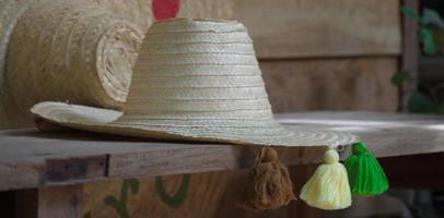 chapeau de paille. fait de petites plaques de bambou tissées ensemble en formes. photo