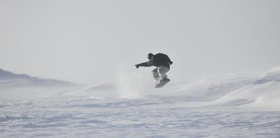 saut et ride de snowboarder freestyle photo