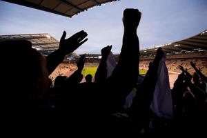 les fans de football soutiennent leur équipe sportive préférée photo